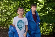 Gustav Ott (Nikolaj Wolf, li.) und Dominik Bentz (Andreas Warmbrunn, re.) in Schutzanzügen. Die beiden wollen isch als Hornissenjäger versuchen. Ob das eine gute Idee ist?