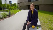 Dr. Sibylle Anderl erklärt vor dem ESO Supernova Planetarium die Größenverhältnisse im Universum.