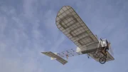 Der französische Ingenieur Louis Blériot entwickelte das Flugzeugmodell "Blériot XI" und überflog als Erster den Ärmelkanal.