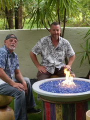 l-r: John "Old Man" Messner und Lucas Congdon sit by the completed fire pit.