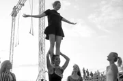 Akrobatik auf dem Tempelhofer Feld: Ronja auf den Schultern finnischer Zirkusartistinnen, die ihr Hobby zum Beruf gemacht haben und von Festival zu Festival ziehen.