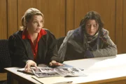Danni (Annette Frier, l.) hat einen neuen Fall. Sie vertritt die 40-jährige Obdachlose Meike (Tilla Kratochwil, r.), die behauptet, dass ihr bei einer Operation nach einem Sturz fälschlicherweise der Arm amputiert wurde ...
