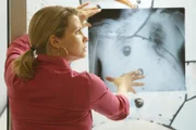 Um ihre Mandantin richtig vertreten zu können, lässt sich Danni (Annette Frier) deren Krankenakte geben - und bekommt bei der Diagnose überraschend Hilfe von Nils ...