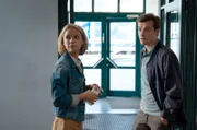 Auf dem Polizeirevier trifft Maja Brock (Barbara Prakopenka, l.) auf ihren Retter David Kutada (Juri Senft, r.).