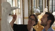Julia Weber (l.) zeigt Mirko Drotschmann (r.) die Prunkstücke der Porzellansammlung Augusts des Starken im Dresdner Zwinger.