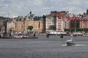 Blick auf die Prachtbauten Stockholms vom Wasser aus während der Ostsee-Reise der Weißen Lady.