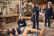 Nele Fehrenbach (Floriane Daniel, 2.v.l.) und ihre Kollegen Andreas Rambach (Ole Puppe, 2.v.r.) und Pirmin Spitznagel (Simon Werdelis, r.) finden den Werfteigentümer André Pohl (Denis Schmidt, l.) schwer verletzt in seiner Werkstatt.