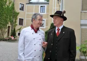 Werner (Dirk Galiba, r.) ist auf der Suche nach dem geologischen Gutachter und trifft dabei auf André (Joachim Lätsch, l.).