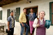 Die Oma (Enzi Fuchs, re.) trommelt die Familie zusammen (v. li. n. re.): Leopold (Gerhard Wittmann), Franz (Sebastian Bezzel) und Susi (Lisa Maria Potthoff)