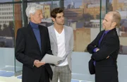 Robert (Mathieu Carrière, l.) ernennt Jonas (Roy Peter Link, M.) zu Gerrits (Lars Löllmann, r.) Ärger zum Key-Account-Manager der LunaNova-Kampagne.