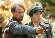 Der illegale Erntehelfer Leszek Wójcik (Ivan Shvedoff, l.) hat sich Bärbel Schmied (Meike Droste, r.) geschnappt.