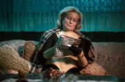 Auch Superheldin Maren Kroymann braucht mal eine Ruhepause in der neunten Folge der Sketch-Comedy "Kroymann" von Radio Bremen, SWR, NDR und WDR.