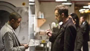 Ermitteln im Mordfall des Geschäftsführers eines Nobelhotels: Sherlock Holmes (Jonny Lee Miller, r.) und Marcus (Jon Michael Hill, l.) ...