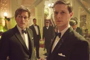 Endeavour Morse (Shaun Evans, l.) begleitet seinen Freund Anthony Donn (Samuel Barnett, r.) auf die Party des Millionärs Joss Bixby.