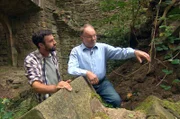 Fritz Grauer zeigt Steffen König die Ruinen auf dem Disbodenberg, in denen er als Kind gespielt hat.