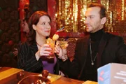 Inka (Stefanie Höner) stößt mit Hugo (Hubertus Regout) auf ihre Entscheidung, ein neues Leben zu beginnen, an.