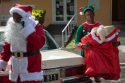 Es ist Weihnachten im tropischen Paradies Saint Marie. Doch die festliche Stimmung von Commissioner Patterson (Don Warrington, l.) und Marlon Pryce (Tahj Miles, r.) wird durch einen schrecklichen Mordfall getrübt.