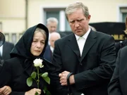 Thomas Stickler (Harald Krassnitzer) mit seiner Mutter Hermine (Christine Ostermayer) bei Begräbnis des Vaters.