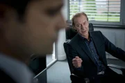 Nach dem Selbstmord von Klaus Koller übernimmt Rüdiger Bremme (Oliver Stritzel, r.) kommissarisch die Abteilung beim LKA. Als erste Amtshandlung muss er Andreas (Maximilian Grill, l.) vom Dienst suspendieren. Zu recht?