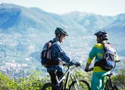 SRF bi de Lüt Wunderland Staffel 3, Episode 3 Die Enduro-Biker Ambrogio Grassi und Andrea Pedroncelli: Sie besprechen vom Penz-Hügel aus die Abfahrt vom Monte Generoso.