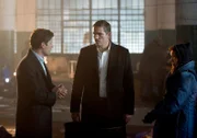 Reese (Jim Caviezel, M.) will seinen Schützling Adam Saunders (Matt Lauria) bei der obdachlosen Joan (Deirdre O'Connell) verstecken.