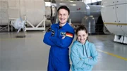 Checkerin Marina mit dem Astronaut Matthias Maurer.