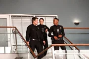 John Nolan (Nathan Fillion, l.), Lucy Chen (Melissa O'Neil, 2.v.l.) und Jackson West (Titus Makin Jr., r.) feiern ihr einhunderttägiges Jubiläum beim Department.