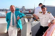 Auf der Brücke: Einlaufen in Bremerhaven mit Kreuzfahrtdirektor Klaus Gruschka (links) und Kapitän Morten Hansen.