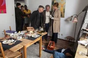 Hui Ko (Aaron Le, l.) kümmert sich um die Studentinnen Hanna Voigt (Maike Johanna Reuter, 2.v.l.) und Sarah Brink (Martina Offeh, 3.v.l.), während Dr. Rosalind Schmidt (Helene Grass, r.) Edwin (Tilo Prückner, 3.v.r.) und Günter (Wolfgang Winkler, 2.v.r.) erklärt, dass der Tote wesentlich älter ist, als die Mädchen angegeben haben.