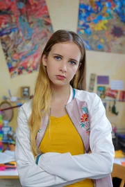 Annas älteste Tochter Steffi (Kyra Thoma) steckt mitten in der Pubertät und findet alles, was ihre Mutter macht, einfach nur peinlich.