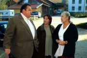 Liesl Burgers (Ellen Schwiers, r.) Mann Erwin ist Jäger und verdächtig, den Sohn des Schaller-Wirts im Wald als Wilderer gestellt und erschossen zu haben. Benno Berghammer (Ottfried Fischer, l.) und Sabrina Lorenz (Katerina Jacob, M.) unterhalten sich mit ihr ...