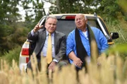 Wöller (Fritz Wepper, l.) versucht, einen Keil zwischen Huber (Wolfgang Müller, r.) und dessen Freundin Isolde zu treiben.