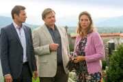 Hansen (Igor Jeftic, l.) und Hartl (Michael A. Grimm, m.) spüren, dass Gruber (Carin C. Tietze, r.) nur die halbe Wahrheit sagt.