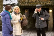 Während einer Höhlenbesichtigung hat Uwe Fink seiner Freundin Valerie Hoppe (Eva Habermann, 2. von links) einen Heiratsantrag gemacht. Roland Heilmann hat angeboten, ihn zu suchen. Pia Heilmann (Hendrikje Fitz, links) begleitet Valerie zum Parkplatz, in der Hoffnung, dort die beiden Männer zu finden.