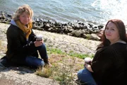 Sabine (l) und Angela unterhalten sich über die Sünde "Neid".