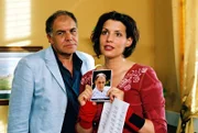Nina (Elena Uhlig, r.) outet sich als Fan der Serie 'Alpenklinik' und als leidenschaftliche Verehrerin von Hauptdarsteller Ingo Bohn (Christian Kohlund, l.) ...