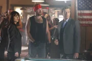 Nachdem Gordon Hodge, der Anwalt der kriminellen Motorradgang "Sinner Saints" tot aufgefunden wurde, machen sich Teresa (Robin Tunney, l.) und Patrick (Simon Baker, r.) an die Ermittlungen. Werden sie von Xander (Mac Brandt, M.) notwendige Hinweise erhalten?