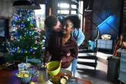 Imani (Féréba Koné) und Tom (Maximilian Herzogenrath) finden versöhnlich wieder zueinander.