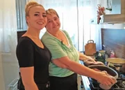Anna und Oma Gaby in der Küche.