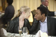 Mit Hilfe einer kuriosen Geschichte weckt Troy (Donald Glover, r.) das Interesse der schönen Britta (Gillian Jacobs, l.) ...