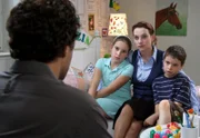 ARD GELD.MACHT.LIEBE, Hauptabendserie, Folge 11 "Entmachtung". Martine (Gunther Gillian, links) erklärt seiner Frau Elena (Jana Klinge) und den beiden Kindern Carlos (Luca Jochen) und Cinzia (Elena von Eysmondt), dass er wieder zurück nach Argentinien geht.