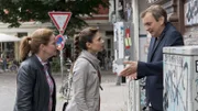 Gudrun Wohlers (Katrin Pollitt, l.) und Yasmin Meckel (Sophie Dal, M.) gehen auf Daniel Bienert (Daniel Krauss, r.) los.