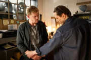 Christoph Seifert (Timo Jacobs, r.) begutachtet die Verwüstung im Büro und rät seinem Neffen Enrico Seifert (Pit Bukowski, l.) nicht die Polizei anzurufen.