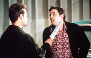 Xander (Nicholas Brendon, r.) ist in Schwierigkeiten, denn Jack O'Toole (Channon Roe, l.) mag ihn offenbar nicht besonders.