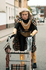 In "Kroymann", Folge 9 von Radio Bremen, SWR, NDR ist Maren Kroymann als Superheldin der ganz besonderen Art unterwegs.