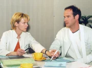 Simoni glaubt nicht an die Führungsqualitäten von Dr. Kreutzer (Johannes Steck), da seine Vorstrafe immer wieder ein Thema wird. Achim gerät in eine Sinnkrise, in der Kathrin (Andrea Kathrin Loewig) nur schwer Trost spenden kann.