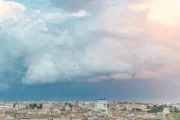 Ab dem 4., 5. Jahrhundert nach Christus ist die Welt nicht mehr so auf Rom ausgerichtet wie zuvor. Das Römische Reich verliert seine Vormachtstellung.
