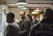 Auf seine ganz besondere Weise, ermittelt Sherlock Holmes (Jonny Lee Miller, M.) in einem neuen Mordfall ...