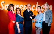 Die Hauptrollen in der 2. Staffel der RTL-Sitcom "Sekretärinnen - Überleben von 9 bis 5!" spielen (v.l.) Susan Hoecke als Nicole Sane, Nina Vorbrodt als Melanie Wiegand, Jochen Horst als Berger, Ellenie Salvo González als Katja Neumann und Antje Widdra als Dr. Dr. Wenger.