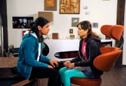 Solange die Situation um Alisha nicht geklärt ist, kann Rajan (Daniel Popat, l.) seine Liebe zu Ella (Sarah Alles, r.) nicht leben.